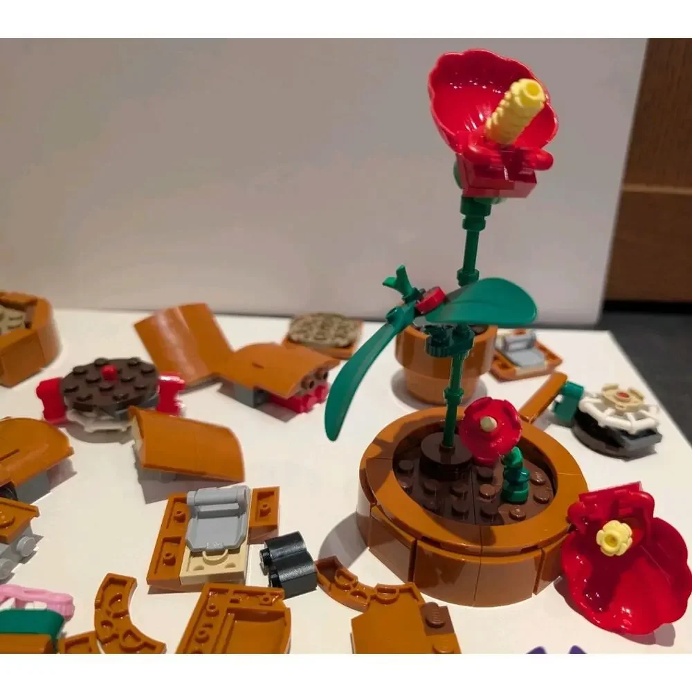 Lego Tiny Plants Garden Botanical Pots Flowers Bug Set